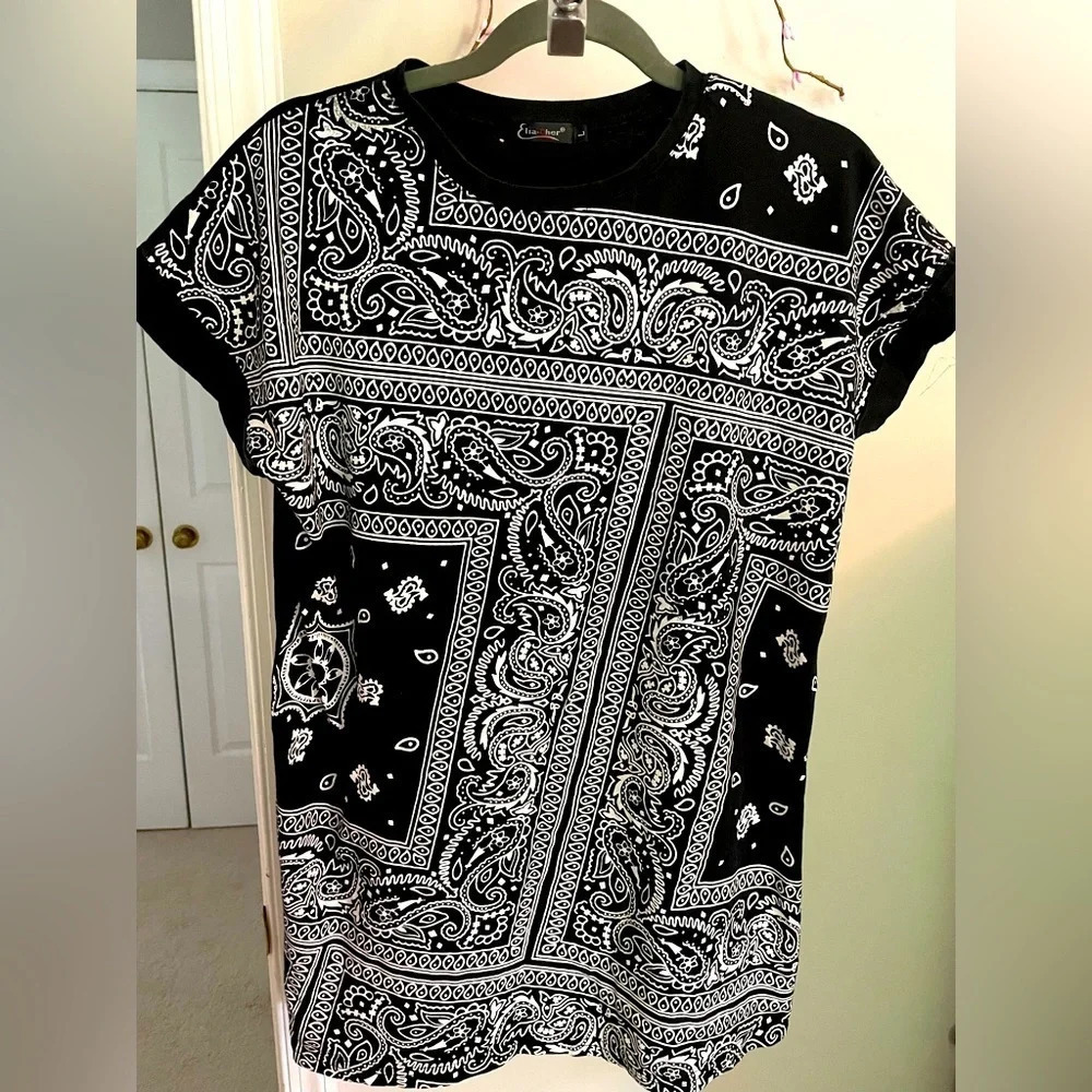 Elia Cher L short sleeve top Paisley black & white diagonal sleeves and design